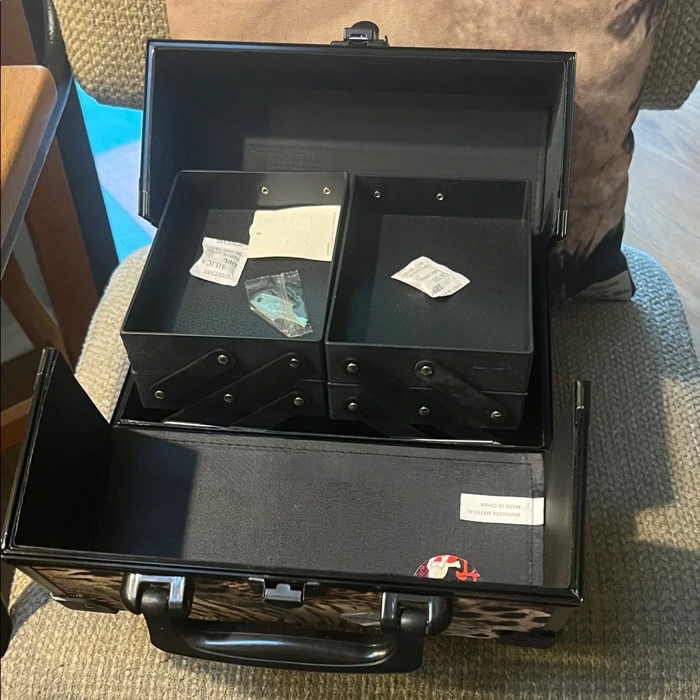 #0643+ Tiger Print Makeup Case - Picture 3 of 8